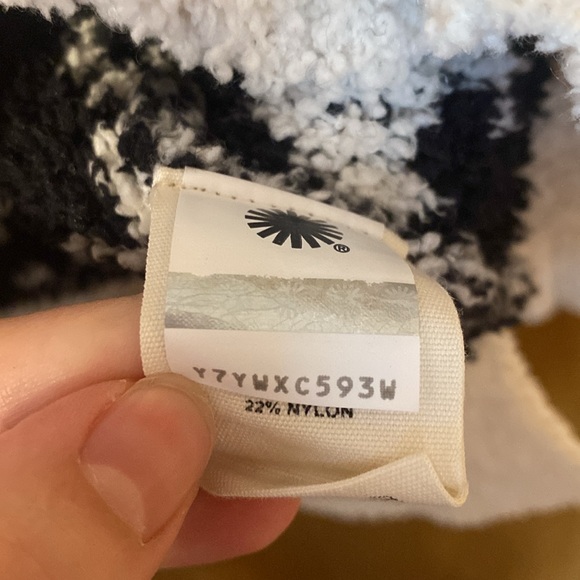 UGG Cecilia Snow Leopard V-Neck Cheetah Print Super Soft Sweater size M - Picture 9 of 10